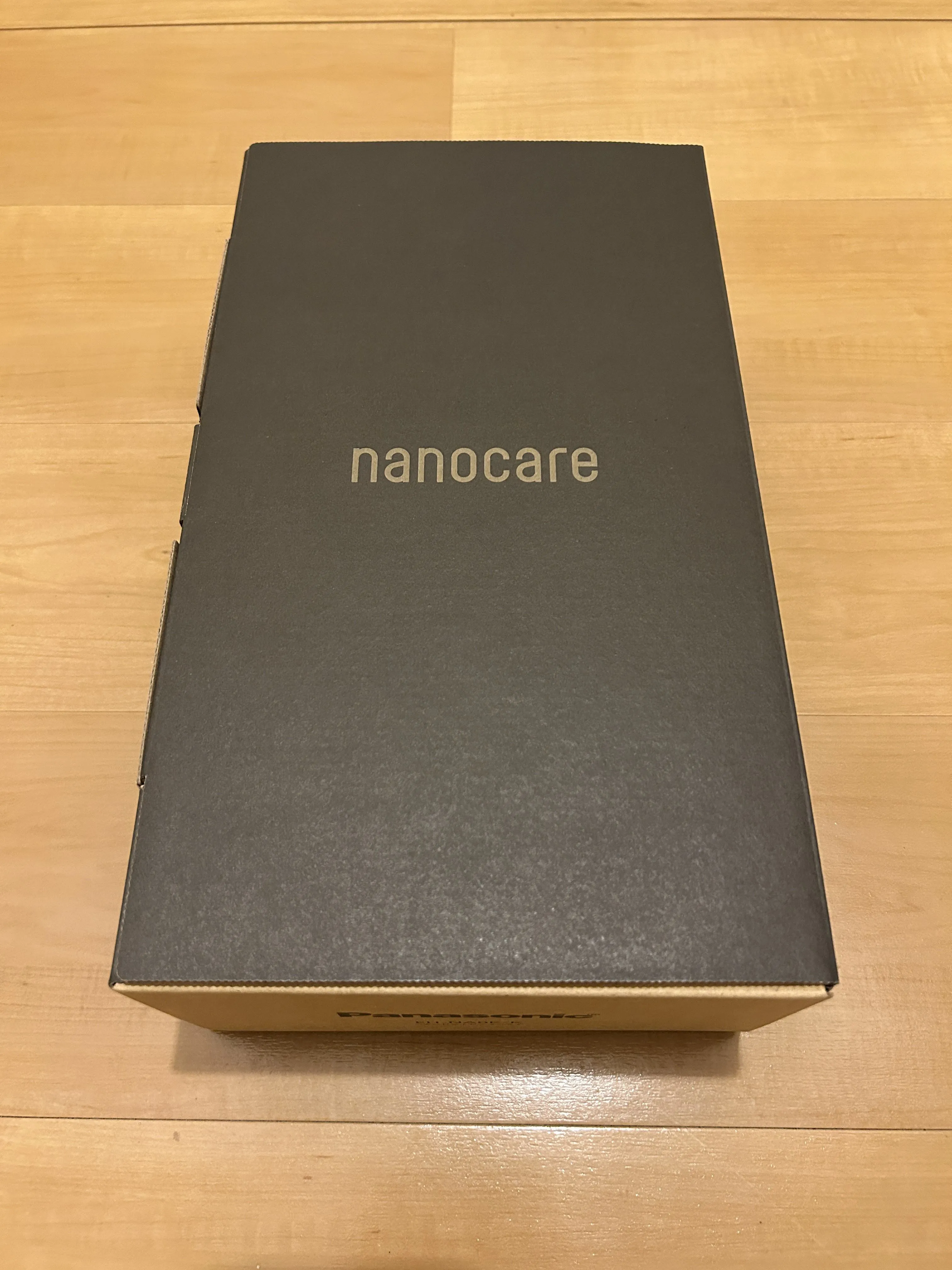 パナソニックのドライヤー「ナノケア」の黒い箱。ふたに nanocare の文字