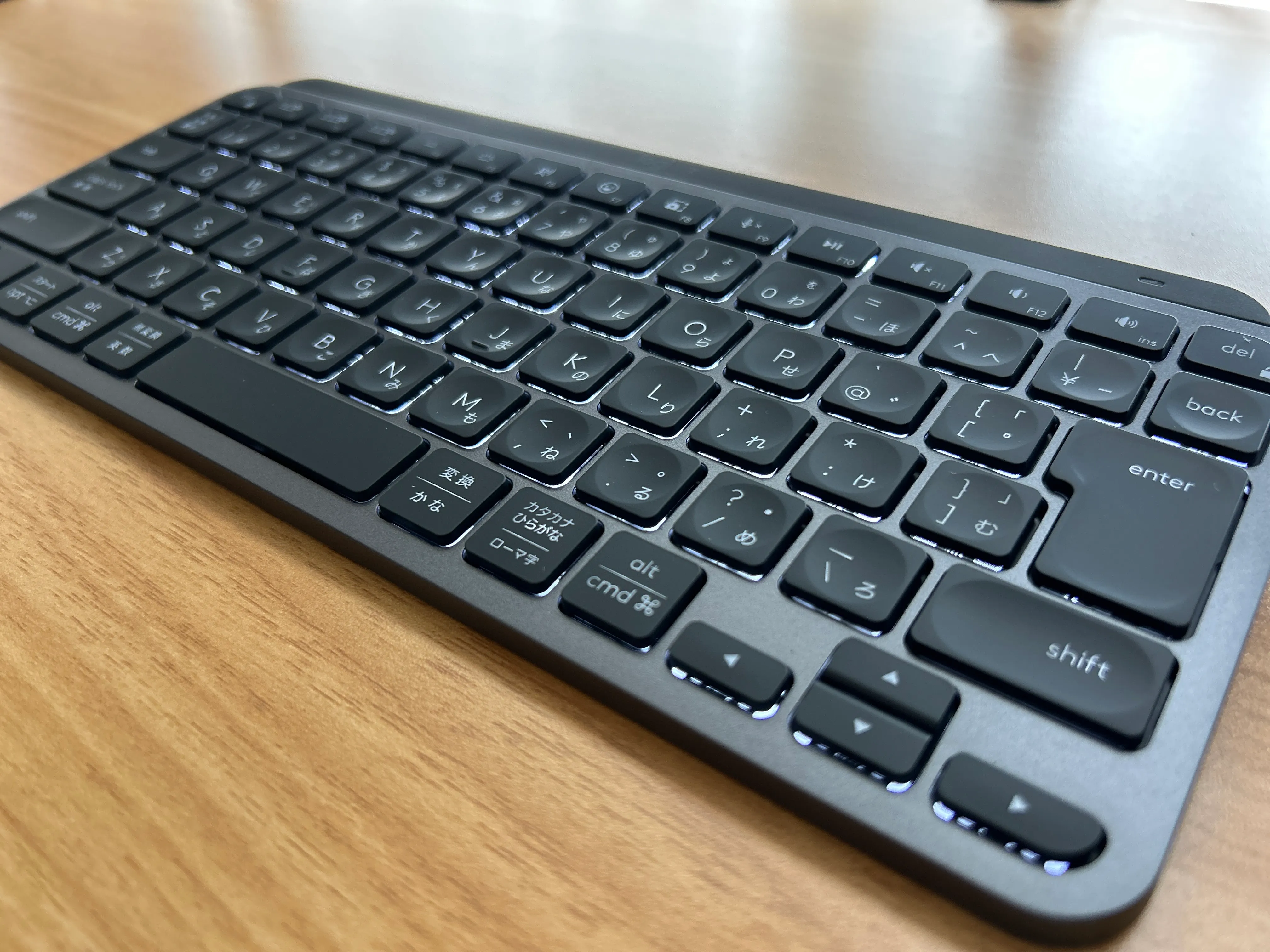 バックライトが点いたMX Keys Miniのキー。指先が収まりやすいくぼみの形がわかる
