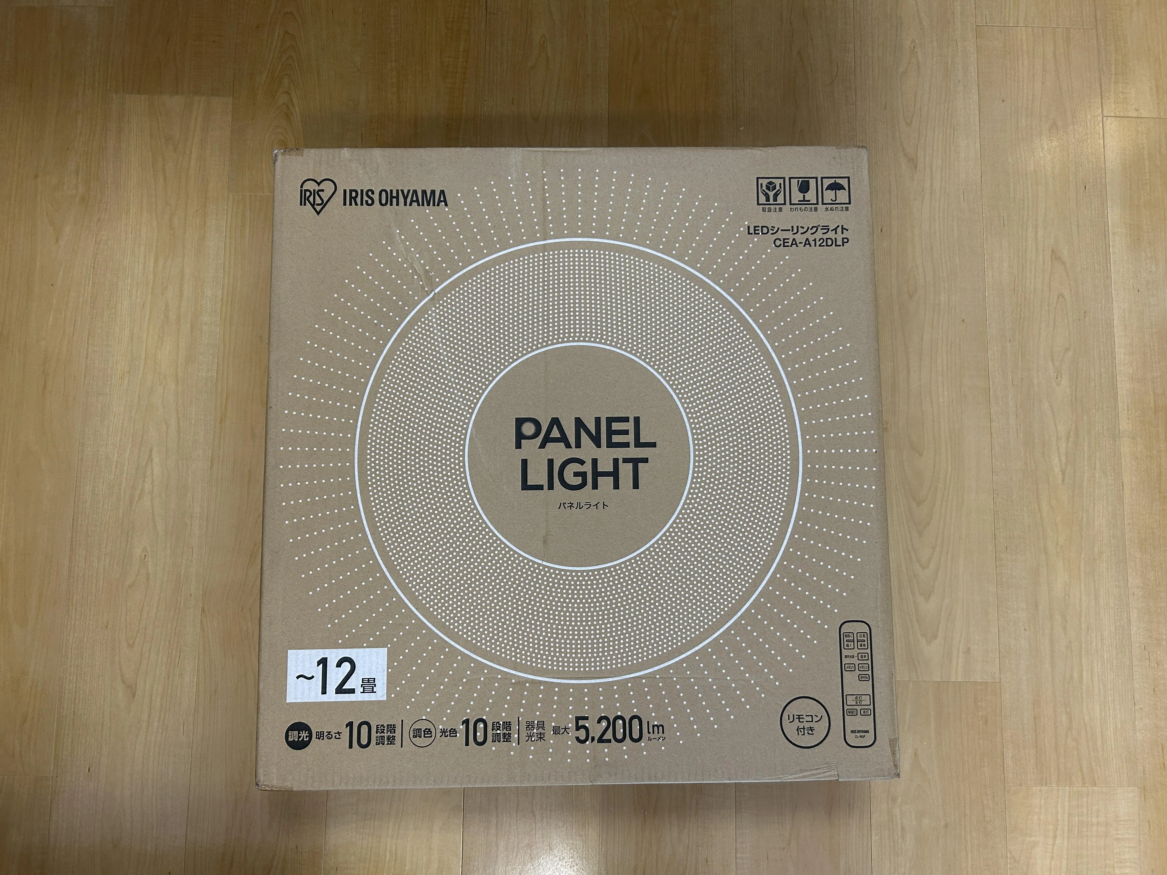 アイリスオーヤマ CEA-A12DLP の箱。12畳用・5,200lmのパネルライト