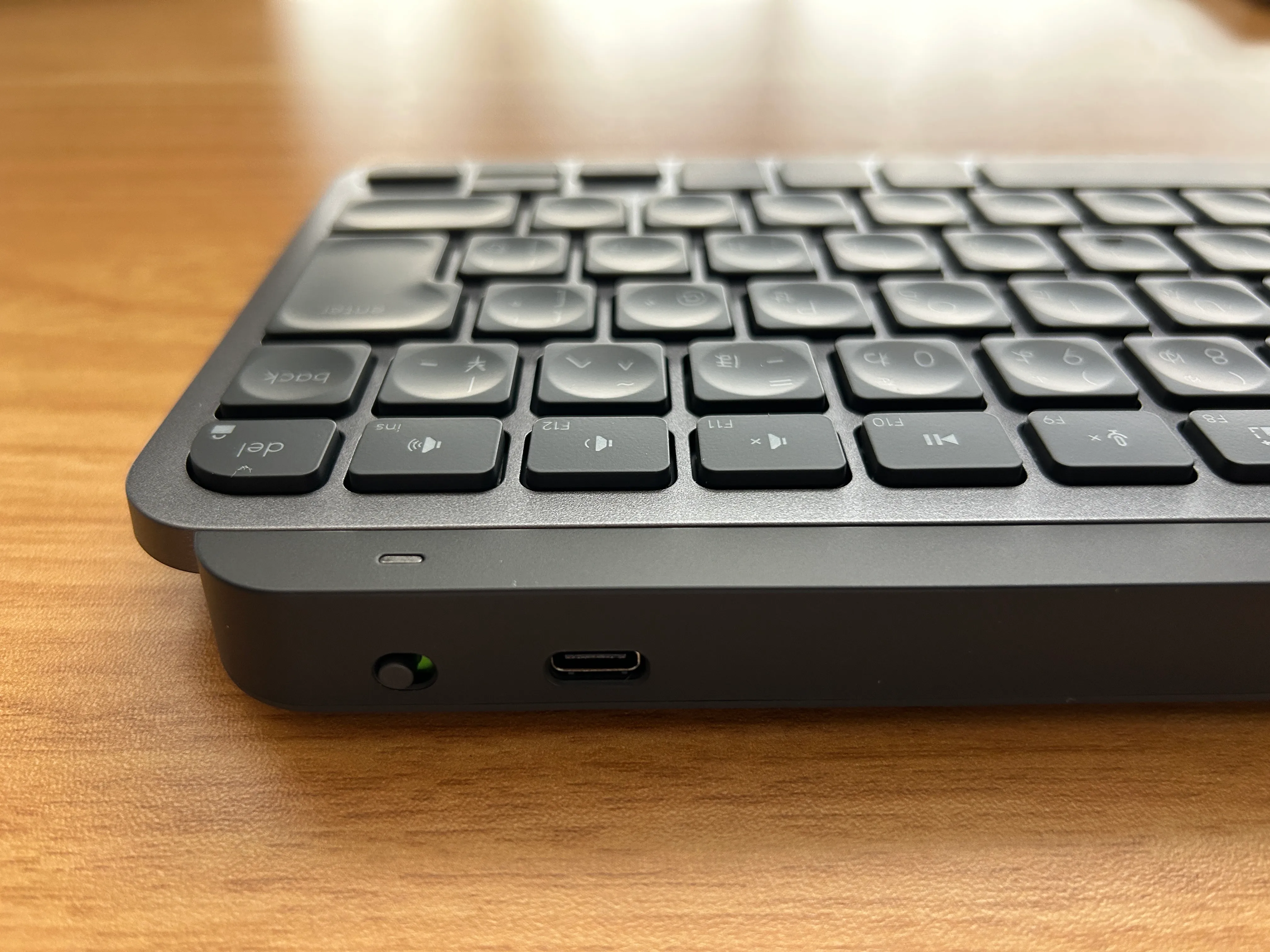 MX Keys Miniの背面。電源スイッチとUSB-C充電ポート