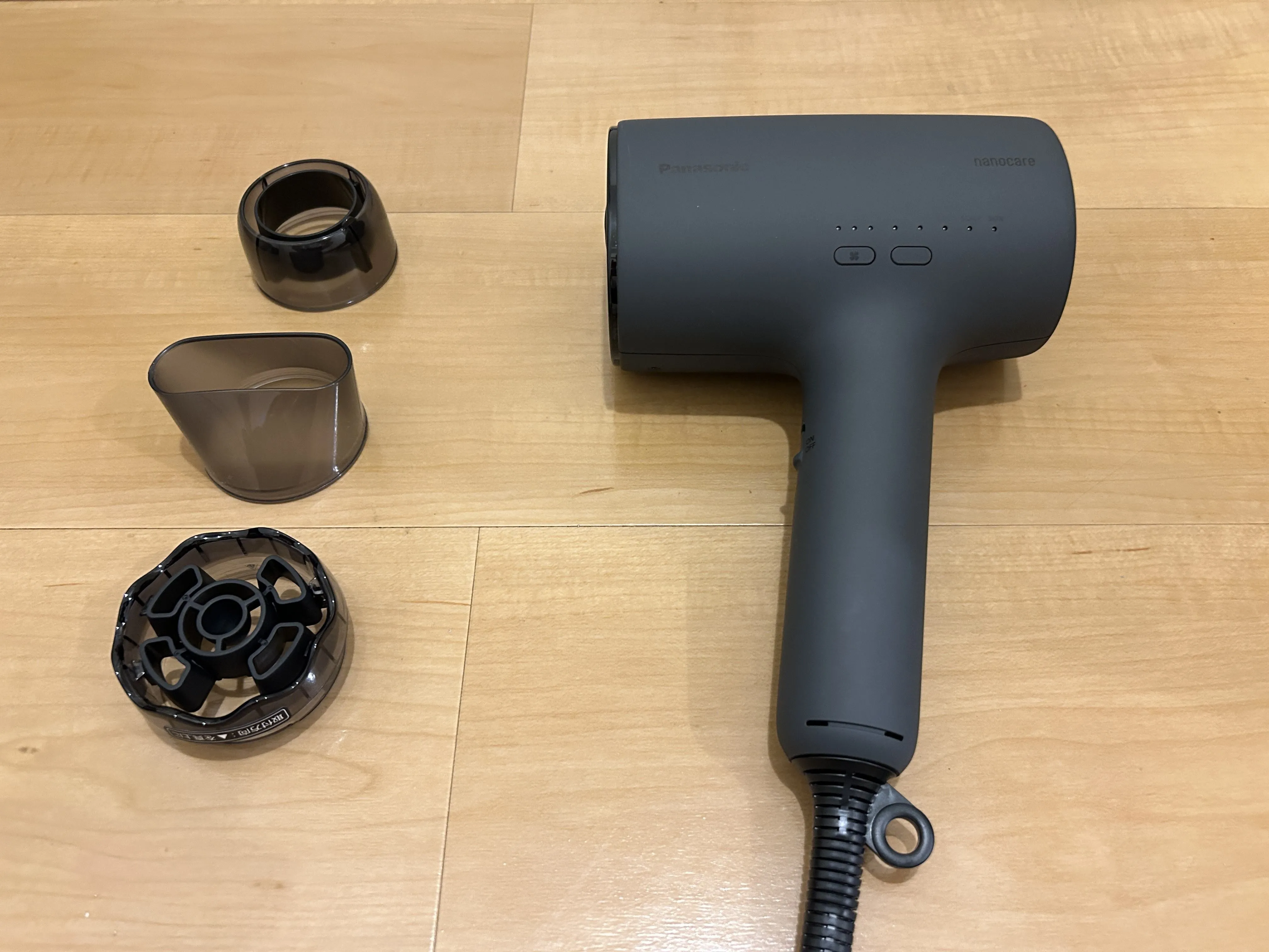 付属の部品3つと本体を並べたところ