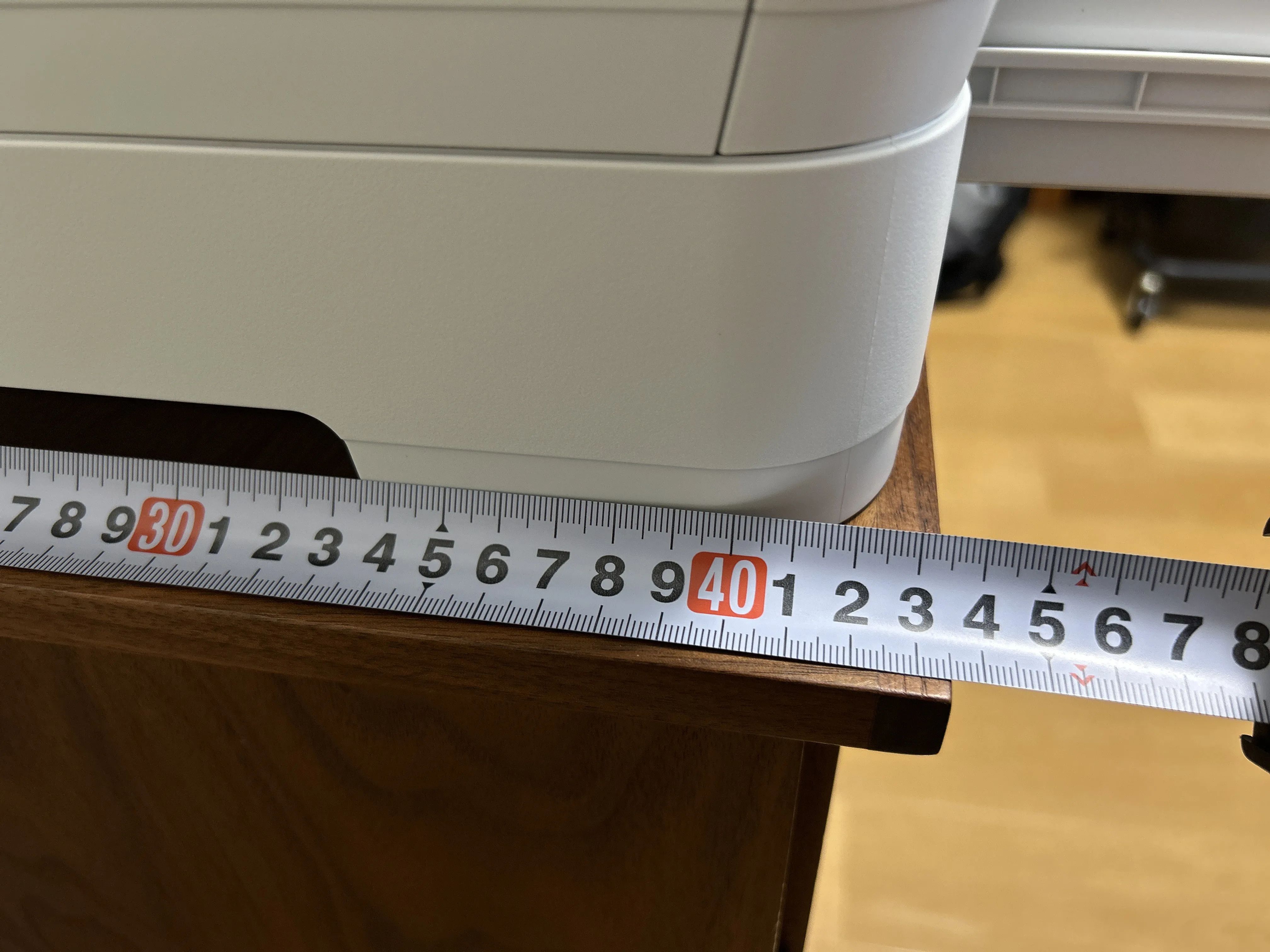 奥行きの目盛りを接写。43cm付近を確認しているところ