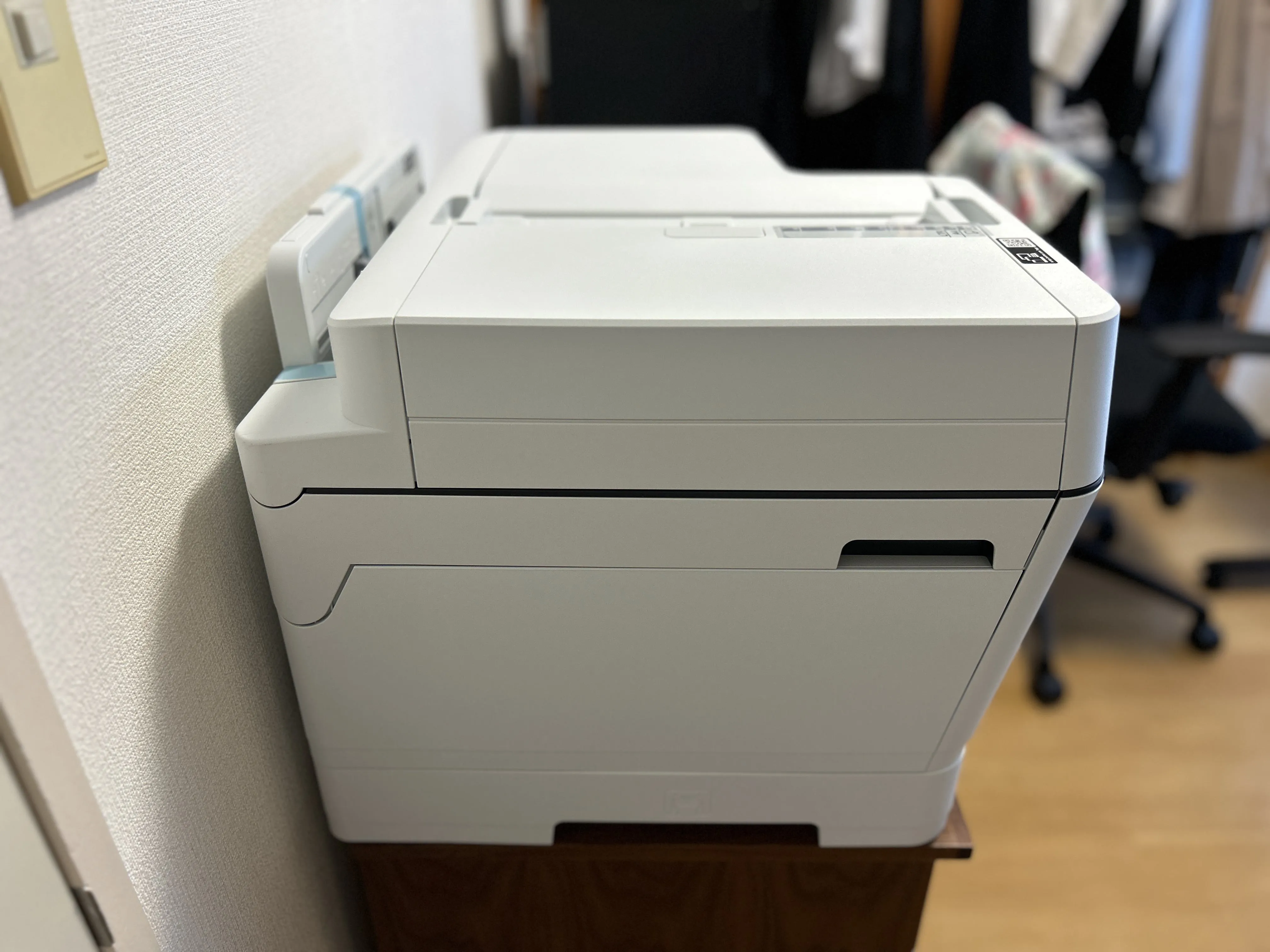 背面が壁に近く、余裕がないことがわかる設置状態