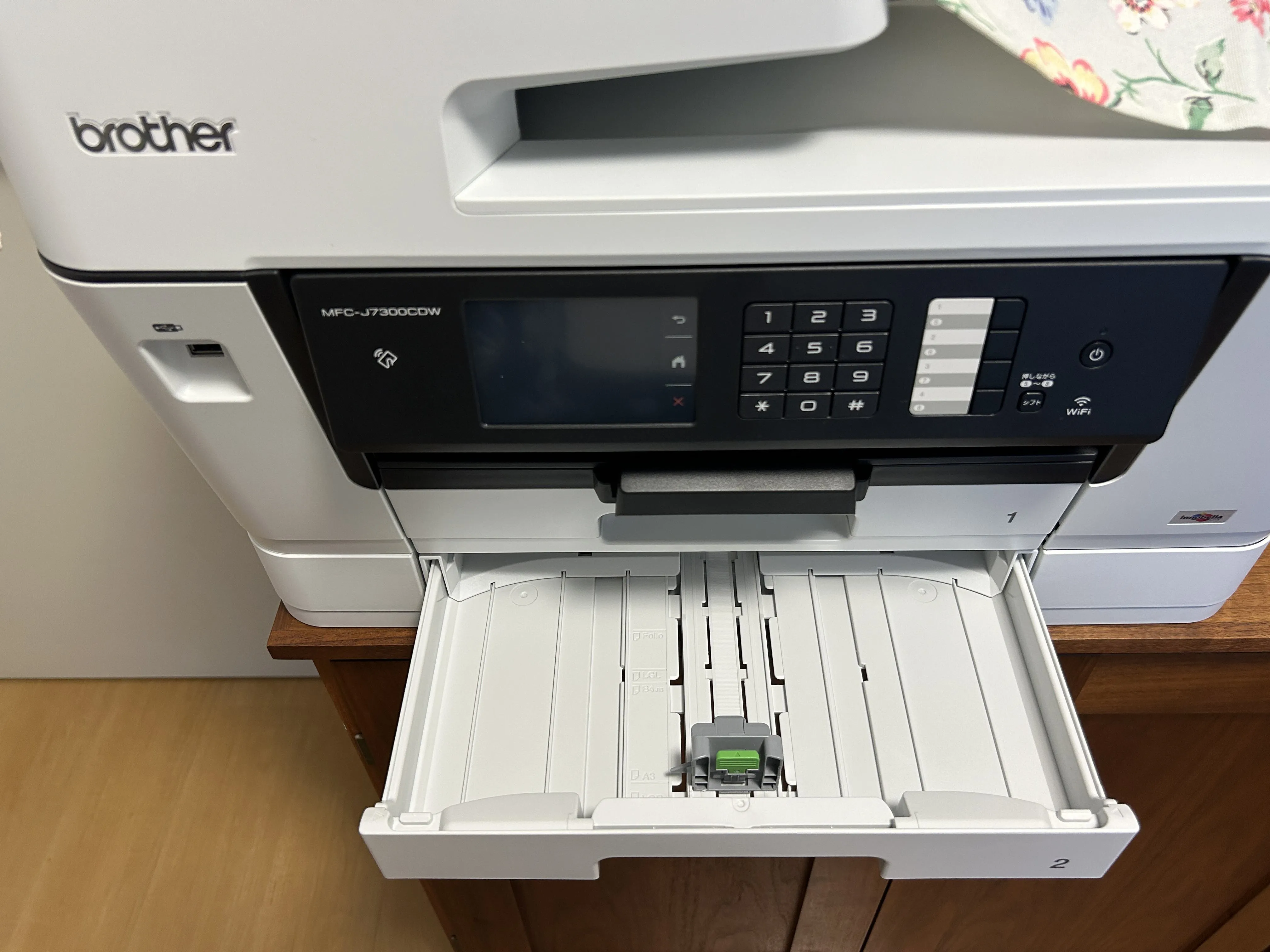 トレイ2を引き出し、A3用紙のガイドが見える状態