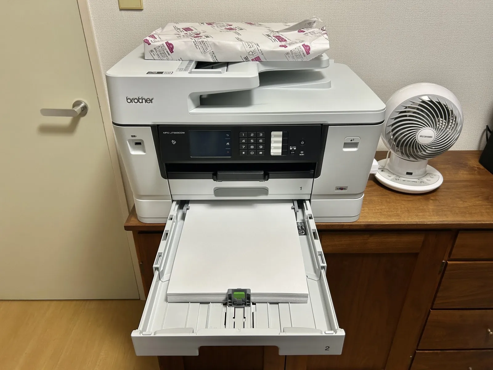 MFC-J7300CDWの下段トレイ（トレイ2）を引き出し、B4のコピー用紙を入れた状態