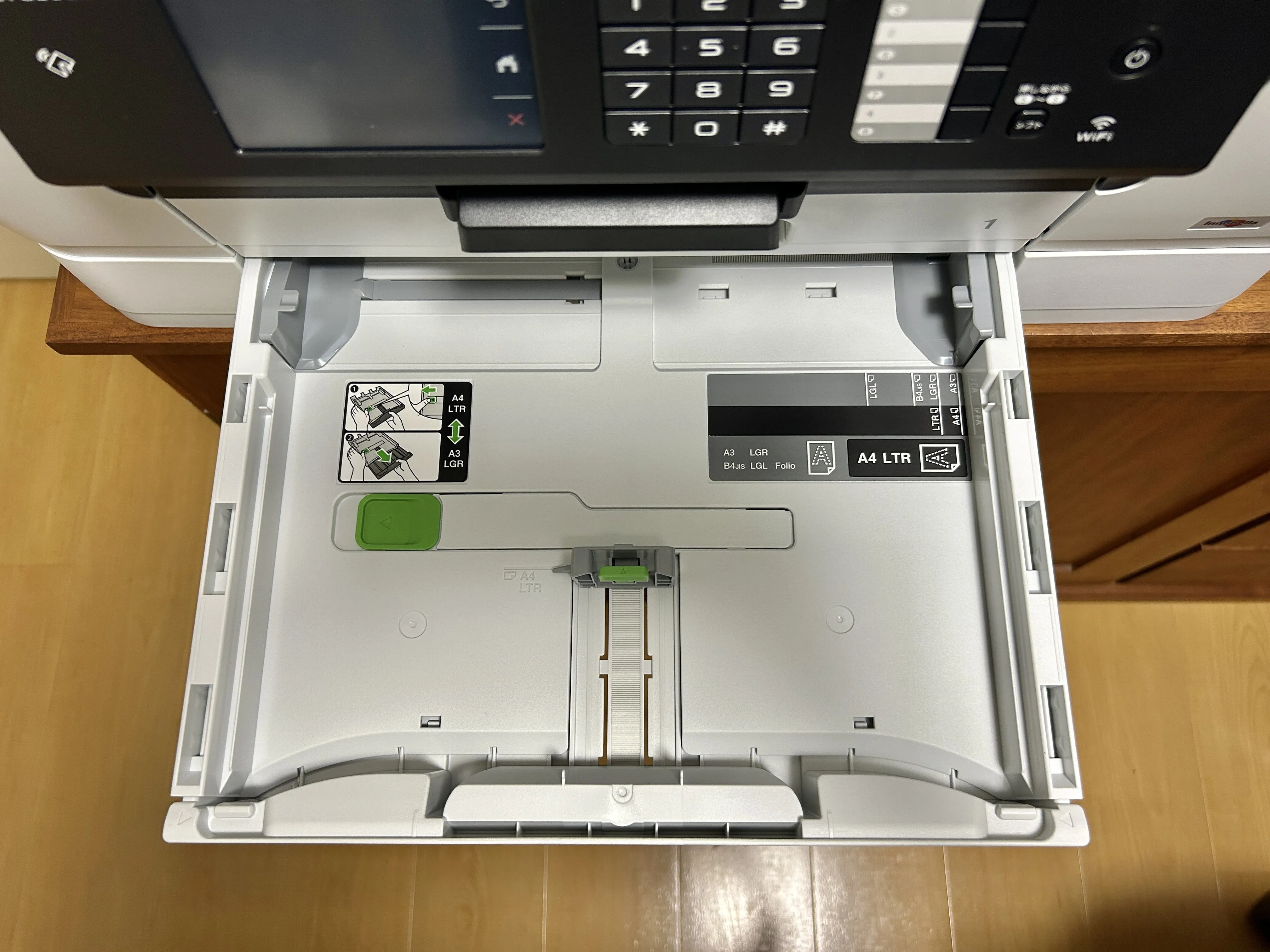 下段トレイを引き出した状態。用紙サイズの目安が見える
