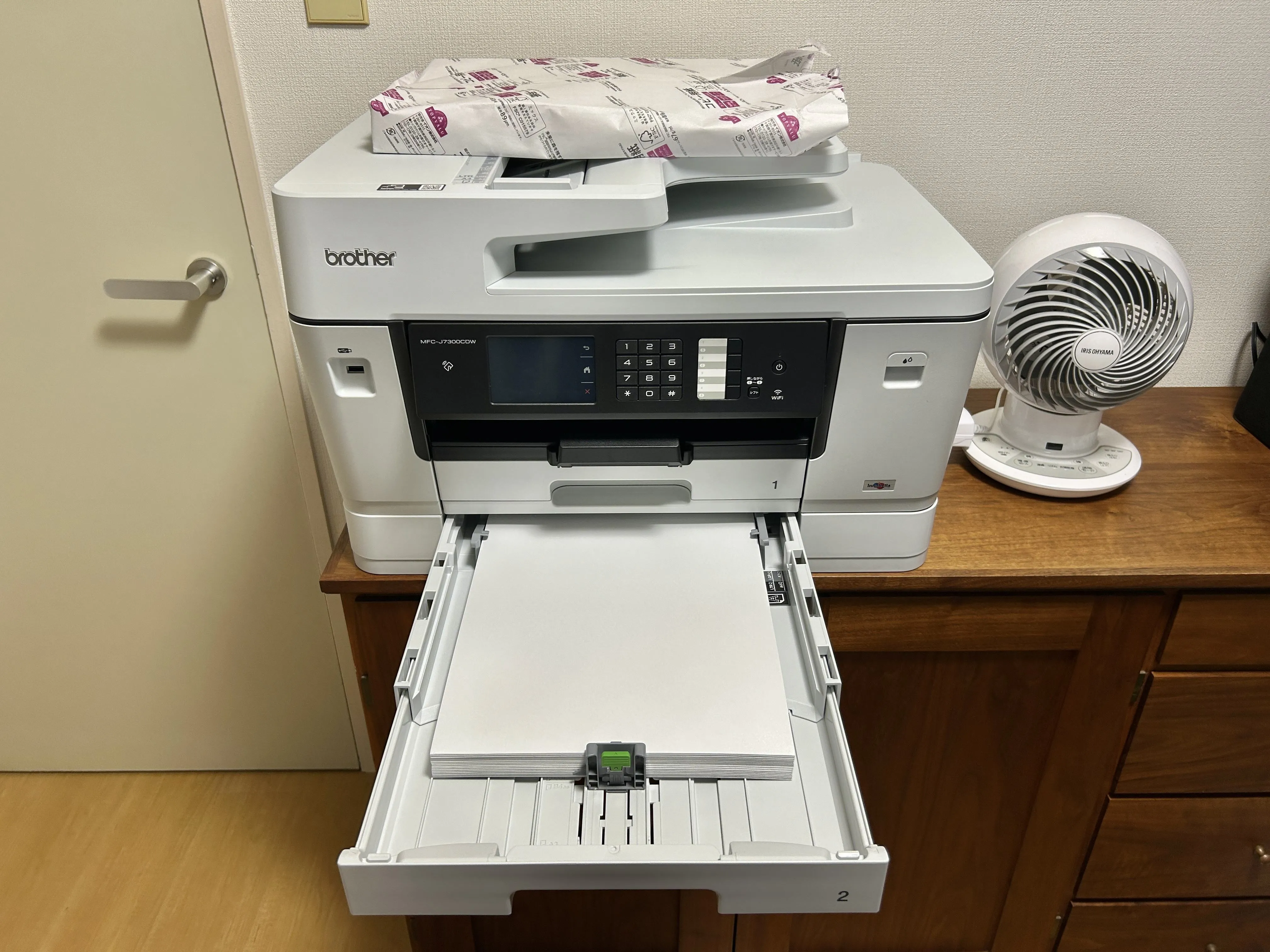 B4用紙をトレイに収めた状態