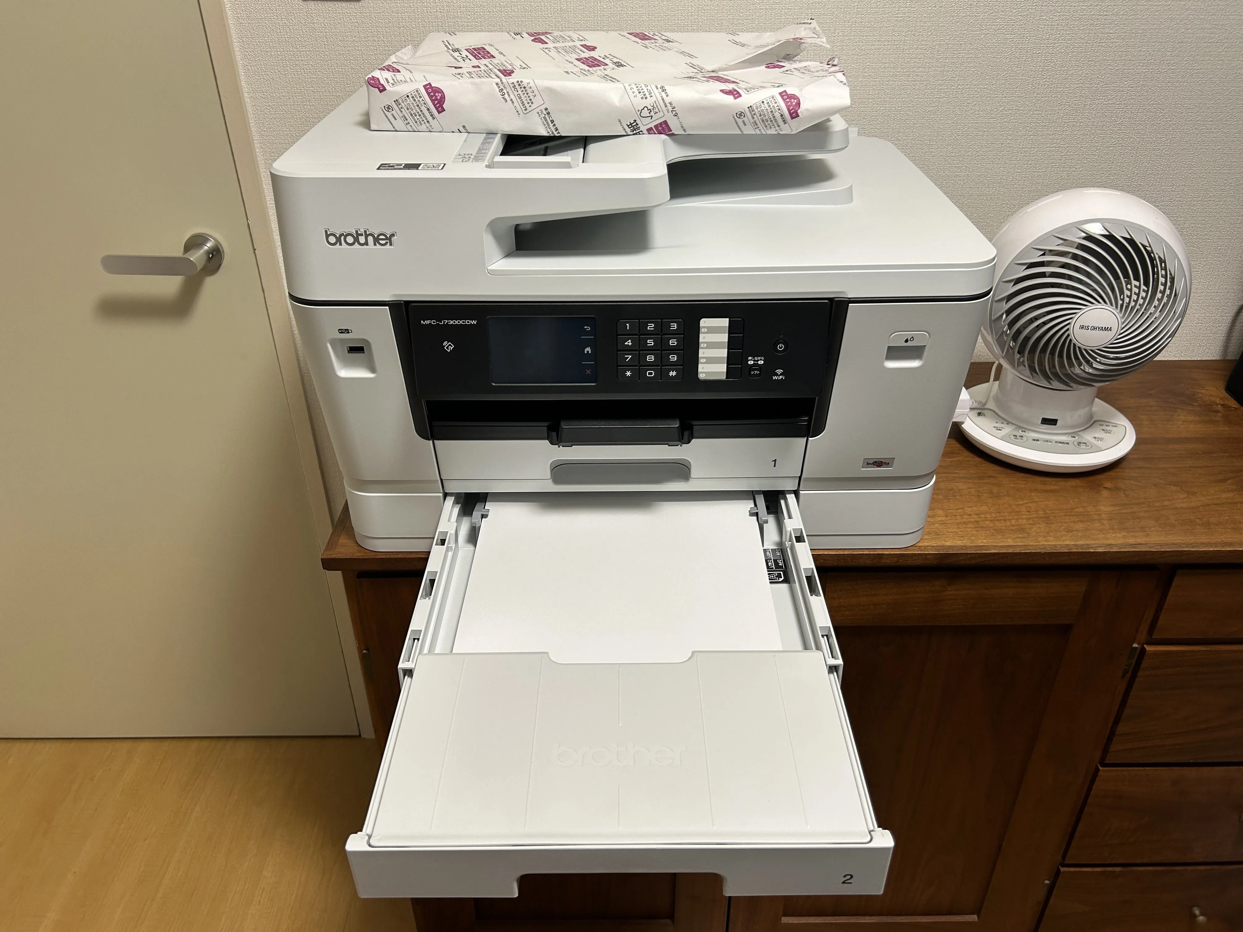 下段トレイの上部カバーを取り付けている様子